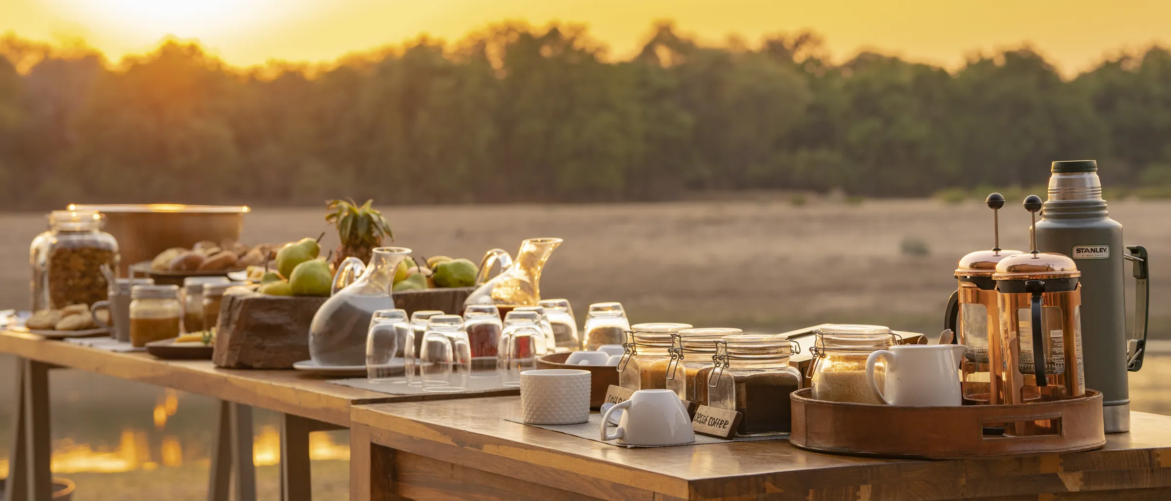 Frühstücksbuffet im Freien bei Sonnenaufgang in der Savanne